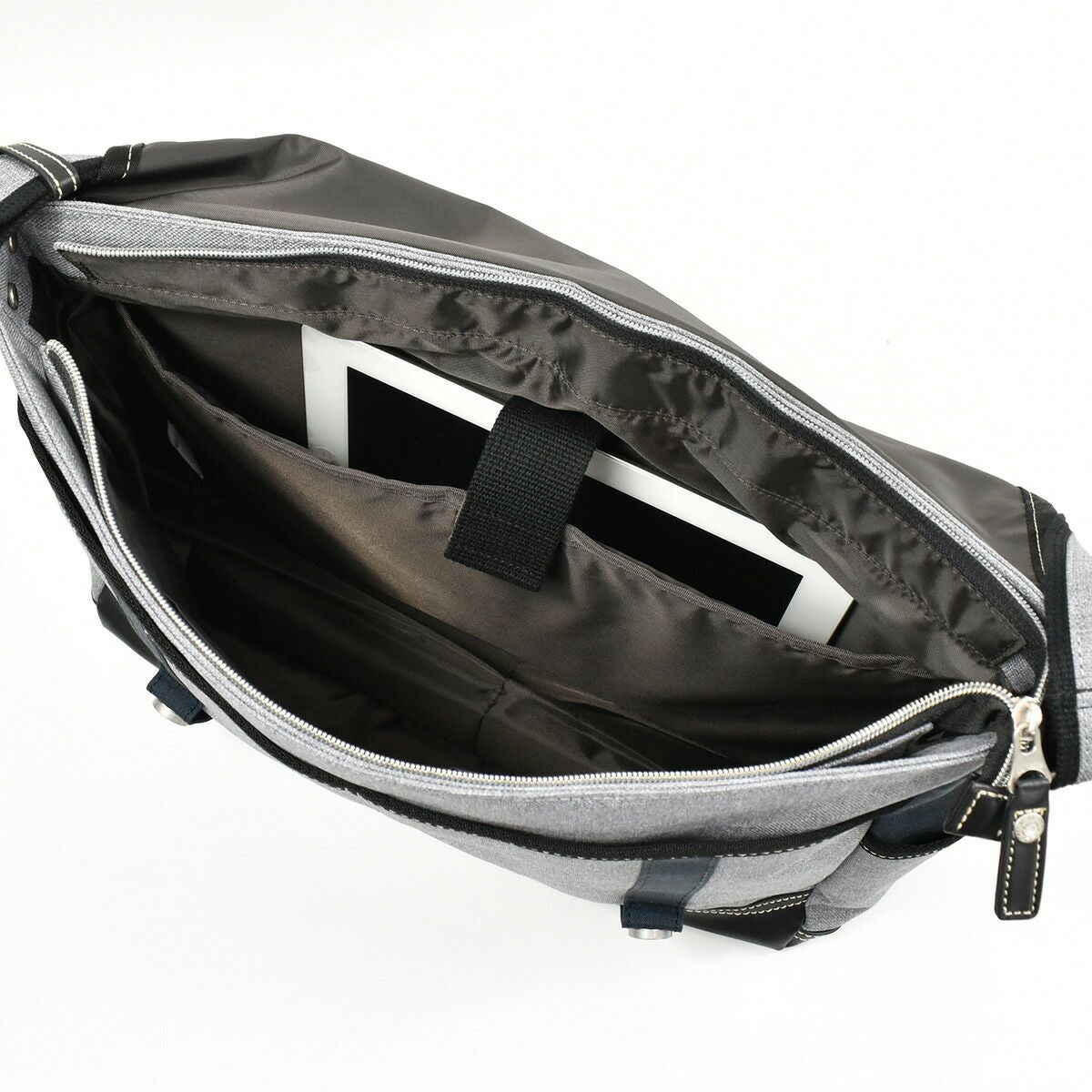 【ポイント最大30倍】MOUSTACHEムスタッシュショルダーバッグA4メンズレディースショルダーショルダーバック斜めがけ斜め掛けバッグバックタブレット収納おしゃれ人気通学軽量A4サイズブランド大きめ大人ナイロン高校生JLG4652