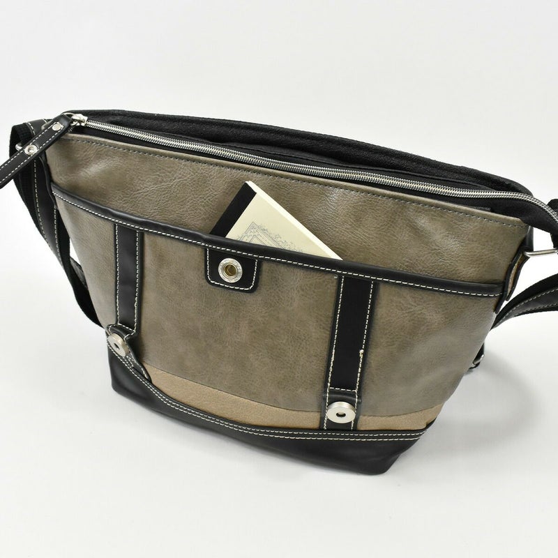 【ポイント最大30倍】MOUSTACHEムスタッシュショルダーバッグメンズレディースショルダーバックショルダー斜めがけ斜め掛け斜めがけバッグタブレット収納おしゃれかっこいい人気通学軽量ブランド小さめ大人合皮夏公園VHW5531