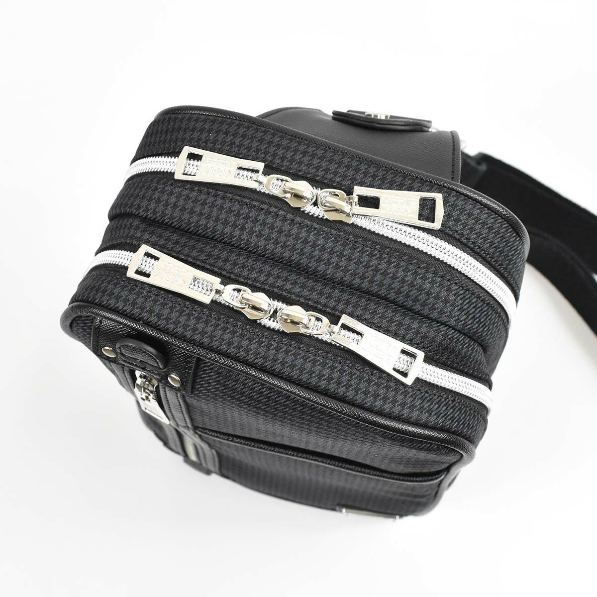 【エントリーで全員19倍★11/4～】ニコルNICOLEボディバッグワンショルダーバッグメンズレディースボディバックショルダーバッグショルダーワンショルダー斜め掛けバッグ斜めがけバッグ大人ブランドおしゃれかっこいい大人大きい大きめNIL230