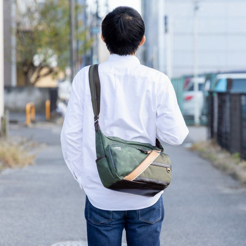 MOUSTACHEショルダーバッグムスタッシュメンズレディース大きめ大容量ショルダーショルダーバック斜めがけ斜め掛けおしゃれかっこいいカジュアル人気軽量ブランド大人30代40代50代JBJ0392