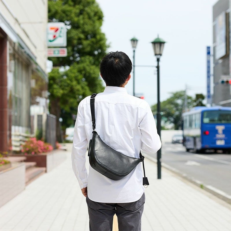 P.I.Dショルダーバッグ本革メンズピーアイディー撥水三日月型舟形通勤ショルダーショルダーバッグビジネスレザー革ブランドカジュアルPIDピー・アイ・ディーPAZ108