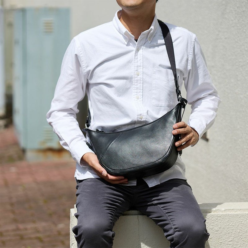 P.I.Dショルダーバッグ本革メンズピーアイディー撥水三日月型舟形通勤ショルダーショルダーバッグビジネスレザー革ブランドカジュアルPIDピー・アイ・ディーPAZ108