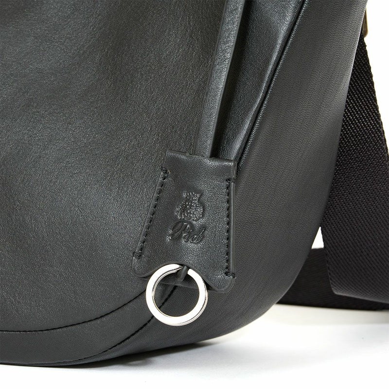 P.I.Dショルダーバッグ本革メンズピーアイディー撥水三日月型舟形通勤ショルダーショルダーバッグビジネスレザー革ブランドカジュアルPIDピー・アイ・ディーPAZ108