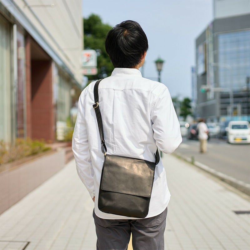 ダコタショルダーバッグメンズ縦型Dakota本革革レザー馬革バッグショルダーバック斜めがけ斜め掛けブランドおしゃれ大人縦長大きめ薄いダコタブラックレーベル軽い軽量1623804