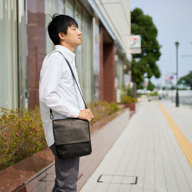 ダコタショルダーバッグメンズ縦型Dakota本革革レザー馬革バッグショルダーバック斜めがけ斜め掛けブランドおしゃれ大人縦長大きめ薄いダコタブラックレーベル軽い軽量1623804